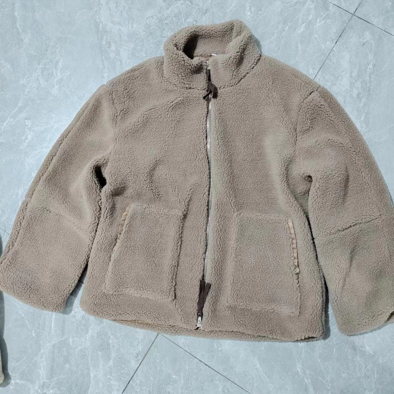 Manteau en laine d'agneau à col roulé pour femme